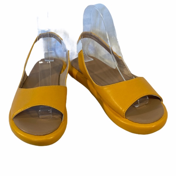 Slingback flats. Size 8. - Picture 1 of 4